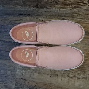 New Nike Women's Court Legacy